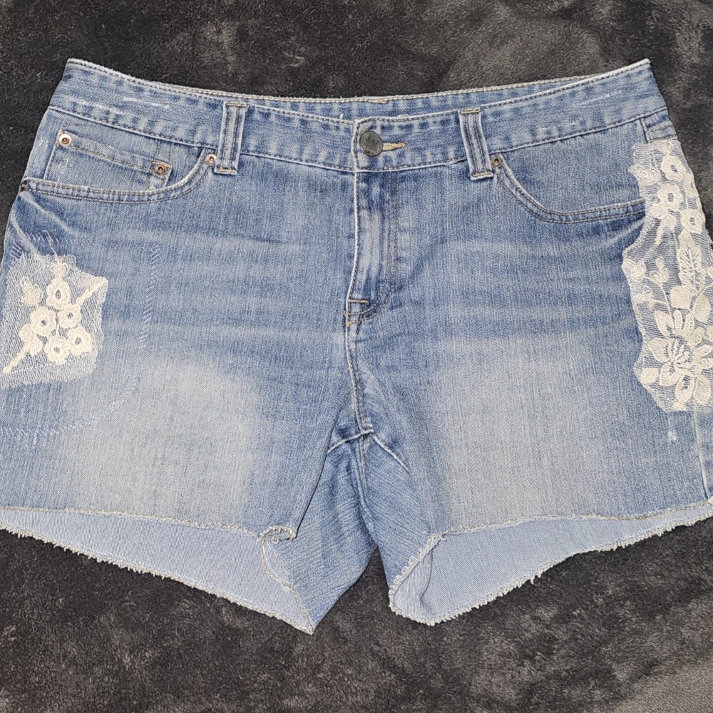 Denim Jean INC Lace Light Wash Cut Off Shorts With Pockets Womens 34 To 36 Waist